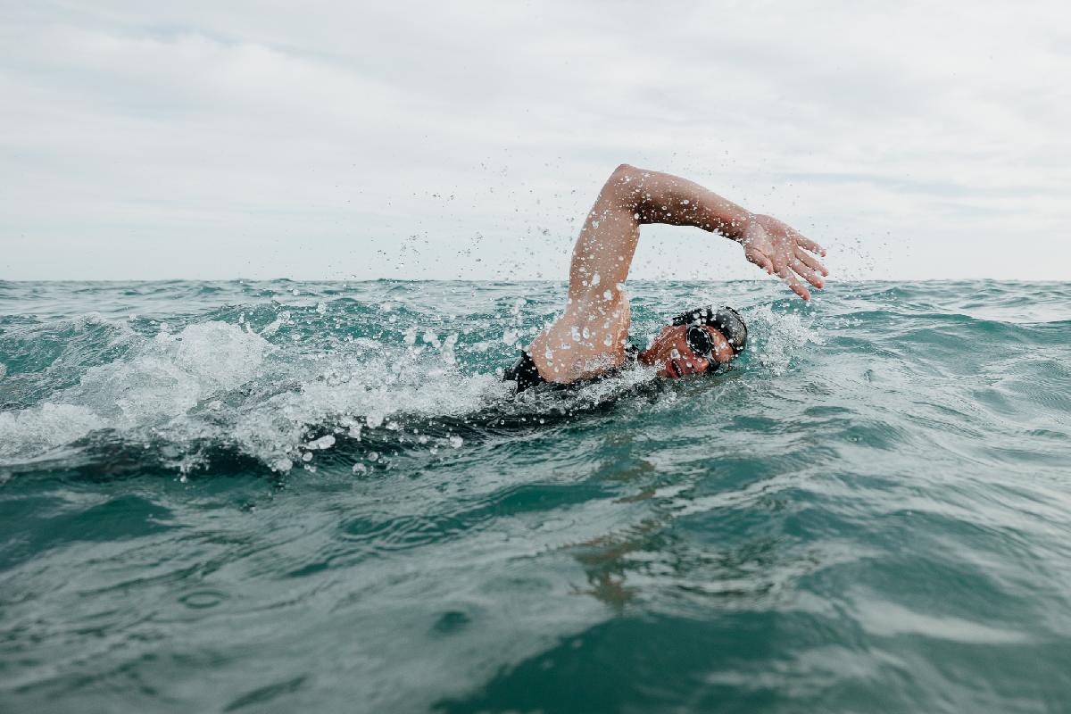 Combinaison Triathlon Homme Sans Manches FDX – Séchage Rapide – Natation Vélo Course – Bleu/Blanc XL